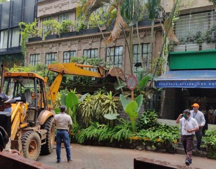 बॉम्बे-हाई-कोर्ट-ने-कहा-बुलडोजर-चलाने-वाले-अधिकारी-और-संजय-राउत-को-भी-बनाया-जाए-पार्टी,-सुनवाई-बुधवार-के-लिए-टली